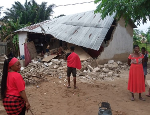 E/R: Over 11 houses demolished, angry residents on rampage, block roads. 46