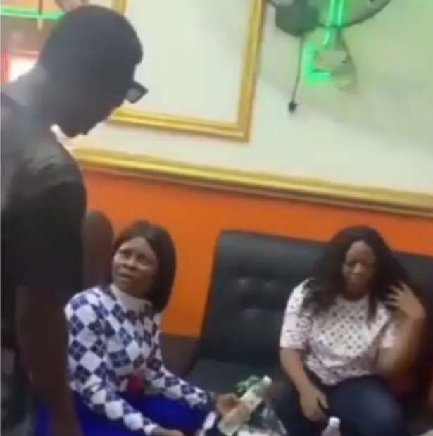 Man snatches wig, phone and slippers he bought for a woman after he saw her dining with another man - VIDEO. 46