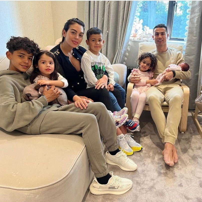 Ronaldo shares photo of his newborn daughter as mother and baby return home from the hospital. 46